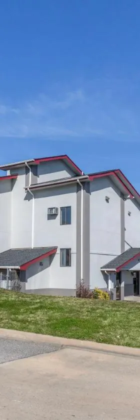 Red Roof Inn Suffolk，位于萨福克的酒店