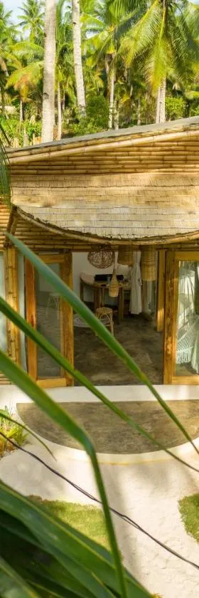 The Bamboo Houses - Tropical Garden & Empty Beach，位于卢纳将军城的酒店