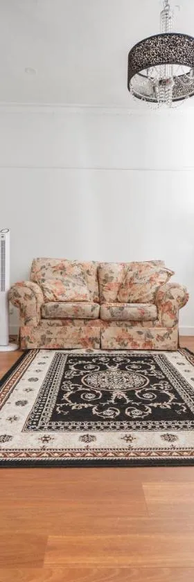 Classic decor, freshly painted 3 by 2 quiet home，位于Corio的酒店