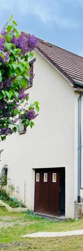 Maison chaleureuse dans un écrin de verdure，位于Vézillon的酒店