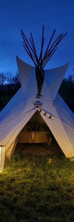 Tipi des amoureux，位于Moulayrès的酒店