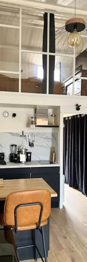 Charmante maison - WIFI FIBRE, parking, terrasse - Port et plage à pied，位于La Chaume的酒店