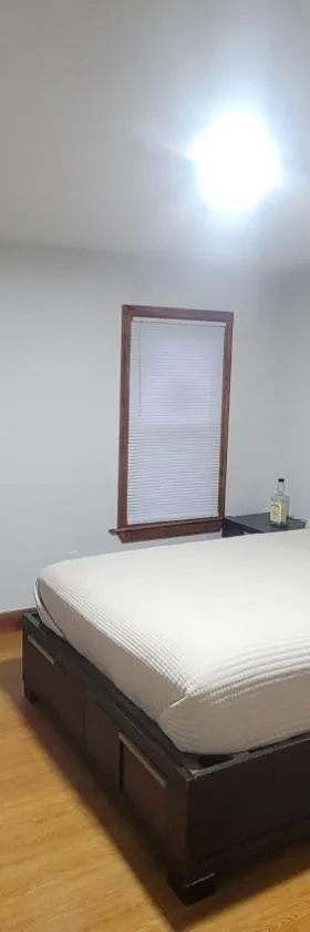 Entire house - 4 Bedroom-Enfield，位于恩菲尔德的酒店