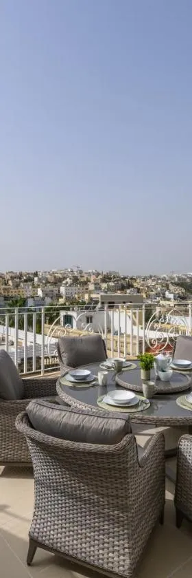 Breathtaking Penthouse Crimson Court B，位于Is-Swieqi的酒店