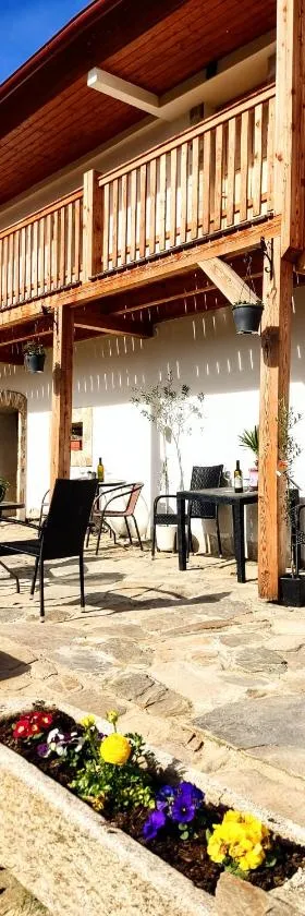 Jílová tvrz，位于伏尔塔瓦河畔罗日姆贝克的酒店