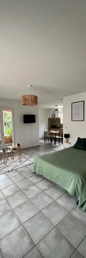 Grand studio avec véranda et parking，位于欧什的酒店