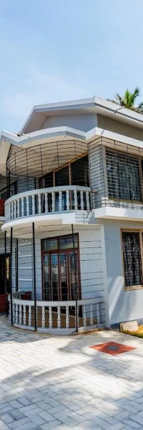 Gintara Beach Homestay by evaddo，位于Kalyānpur的酒店