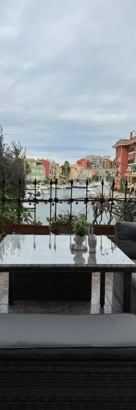 comfortable apartment in an elite area with a beautiful veranda，位于珀特萨普拉亚的酒店