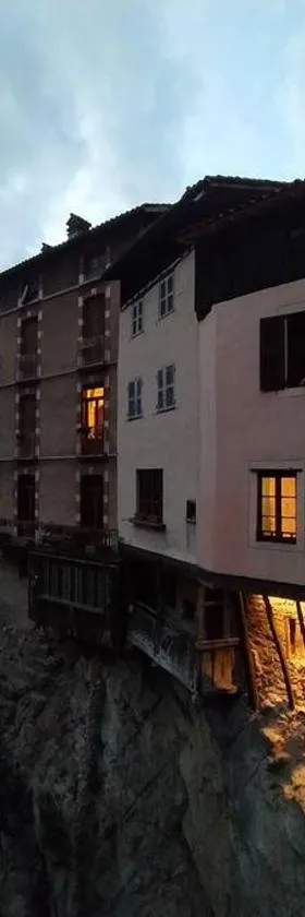 Maison suspendue avec jacuzzi privatif，位于鲁瓦昂地区蓬的酒店