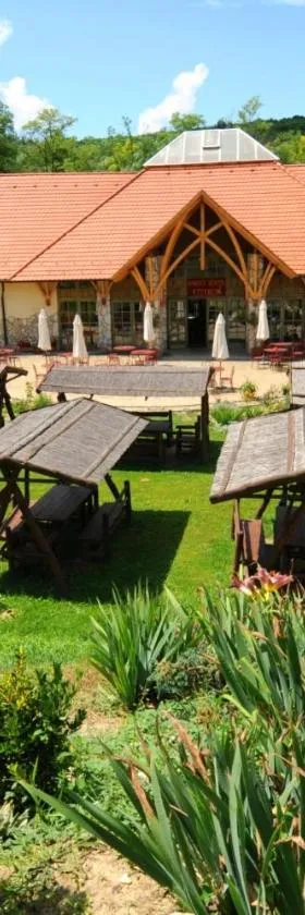 Somogy Kertje Üdülőfalu és Étterem，位于Bonnya的酒店