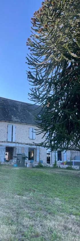 Magnifique maison de campagne avec jacuzzi，位于La Roche-Canillac的酒店