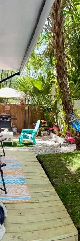 RV Camper Paradise on the Wheels Near Clearwater Beaches，位于拉哥的酒店