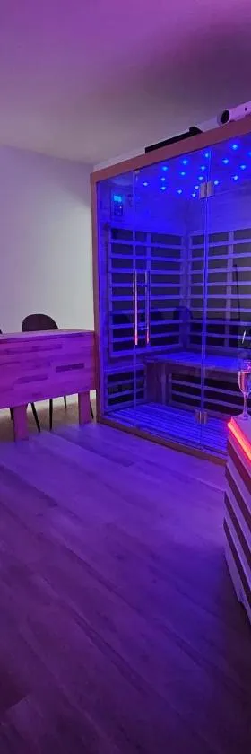 Suite Spa, Jacuzzi & Sauna，位于迪弗当日的酒店