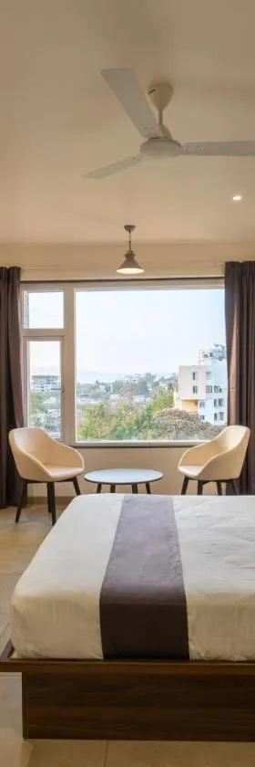 The Living Hub Hotel, Kolhapur- Walkable From Central Bus Station，位于戈尔哈布尔的酒店