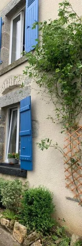 Original and quirky village home，位于Giat的酒店