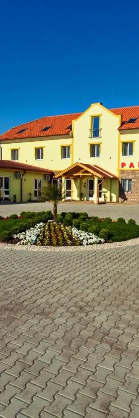 Kentaur Lovaspanzió，位于霍德梅泽瓦沙海伊的酒店