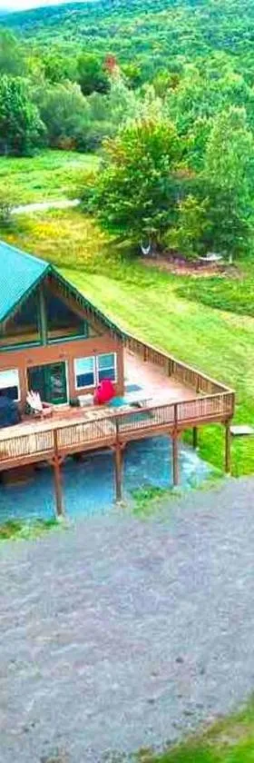 Journeys End Chalet - Minutes to Jay Peak!，位于Jay的酒店