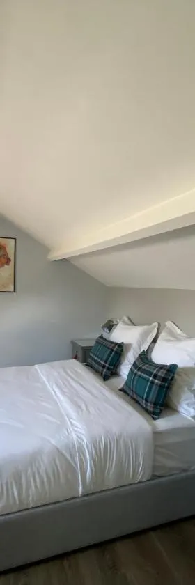 Cottage de charme proche de Paris，位于Fontenay-en-Parisis的酒店