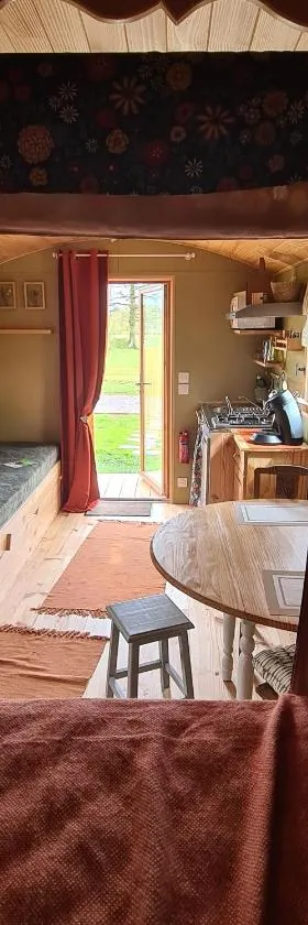 Roulotte à la Ferme Buissonnière，位于La Lande-de-Lougé的酒店
