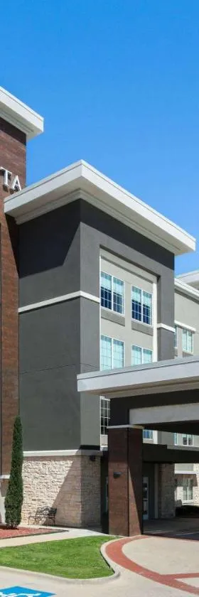 La Quinta Inn & Suites by Wyndham Ft Worth-Burleson，位于伯利森的酒店