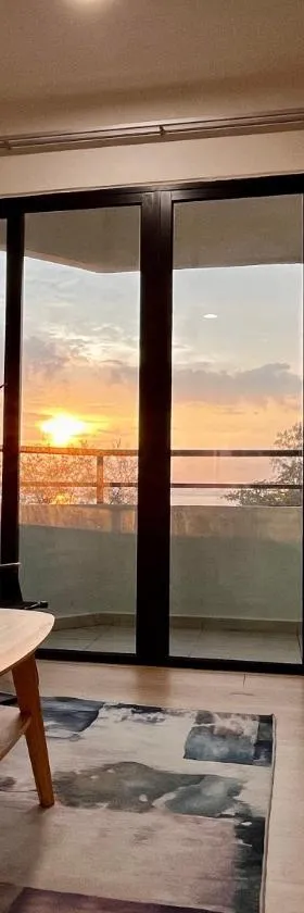 Netflix-Seaview-SunsetView-PuteriBeach-Mutiara Beach Resort Melaka，位于Kampong Pantai Dusun的酒店
