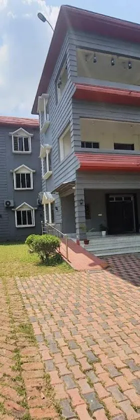Lake Side Resort Neermahal，位于Melāghar的酒店