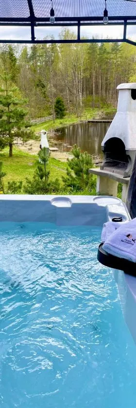 Osada Skoczkowo komfortowe domki z jacuzzi nad jeziorem- sauna- balia- prywatny staw wędkarski，位于Podiazy的酒店