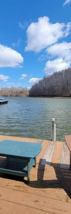 Lakeside Haven Dock/Slip Fire Pit Game Room Kayaks，位于Winchester的酒店