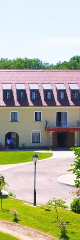 Hotel Dvorac Jurjevec，位于Lekenik的酒店