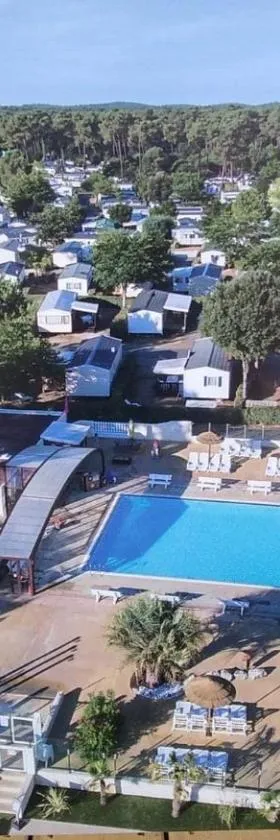 Mobil home Marie La pignade，位于龙斯莱班的酒店