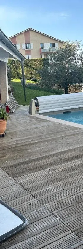 Villa de charme, piscine privée et pool-house，位于Domarin的酒店