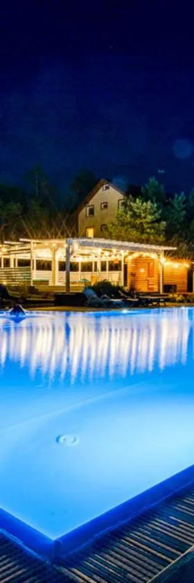 OŚRODEK KOLONIJNO WCZASOWY MEWA - przy plaży z basenem z podgrzewaną wodą i mini SPA，位于尼彻兹的酒店
