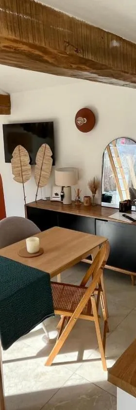 Logement Cosy plein centre village avec mezzanines，位于Venerque的酒店
