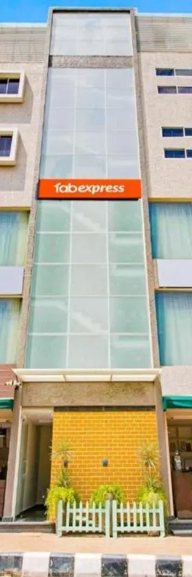 FabExpress Kings Suites HRBR Layout - Nr Manyata Tech Park，位于班加罗尔的酒店