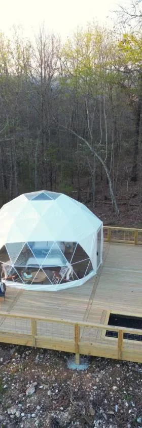 NEW RIVER VIEW Cliff Dome Glamping @ White River, minutes to fishing, hikes!，位于Cotter的酒店