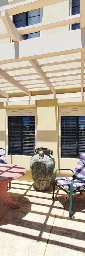Dolphin Beach House - Wannanup, Mandurah between the estuary and the ocean，位于Wannanup的酒店