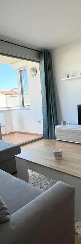 2-bedroom brand new apartment steps from the beach，位于兰卡的酒店