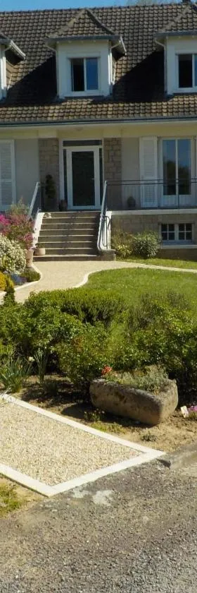 CHARMANT APPARTEMENT DANS MAISON DE CARACTERE，位于Saint-Brice-sur-Vienne的酒店