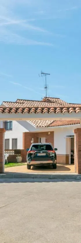 Large 5-Bed Villa, mountain and beach, at 30' from Barcelona，位于巴尔罗马内斯的酒店