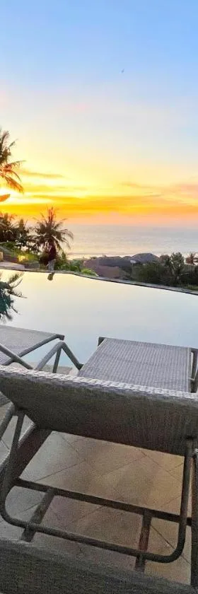 Villa Lombok Sunset w/Sea view，位于芒希的酒店