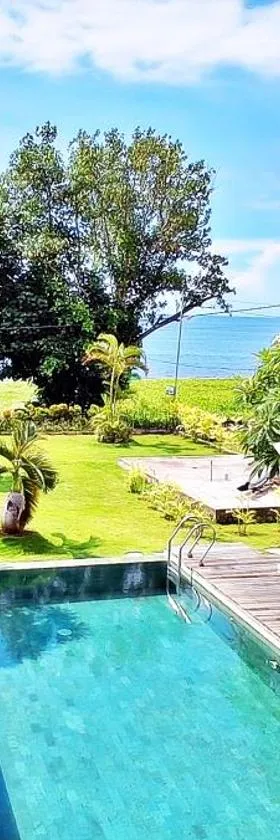 JOGLO APONG Beachfront Apartment，位于Tegallengah的酒店