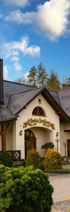 Złota Jesień Restauracja i Noclegi nad jeziorem，位于卡尔图济的酒店
