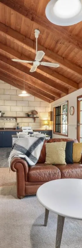 Jamieson Cottages - Cottage TWO - Sleeps 4，位于Howqua的酒店