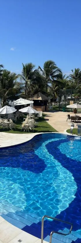 Flat Guarajuba - 3 quartos 2 andar à Beira Mar - pé areia - governança com arrumadeira e Wi Fi inclusos，位于瓜拉久巴的酒店
