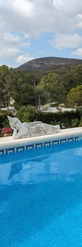 Chalet con piscina, barbacoa y jacuzzi en Valencia，位于Turís的酒店