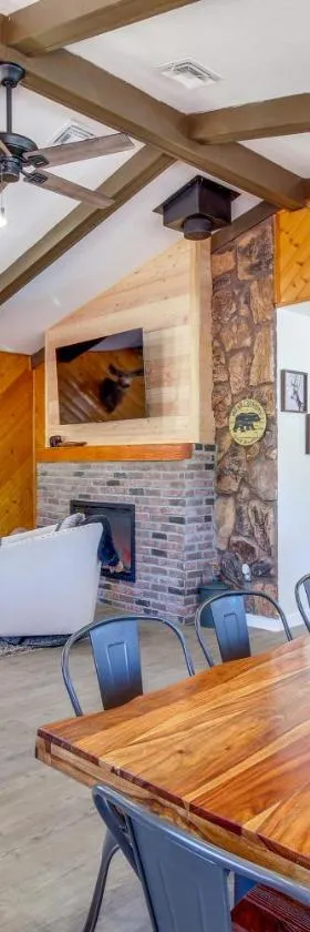 Nearby Hiking Peaceful Cabin in Pinetop，位于派托普湖畔的酒店