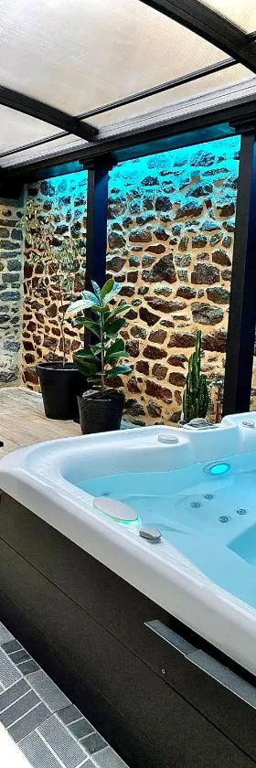 Villa Lily Spa, chambre d’hôtes avec spa privatif，位于La Vicomté-sur-Rance的酒店