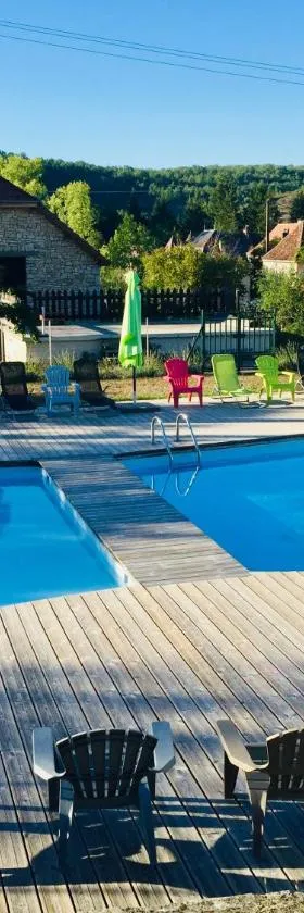 La Colline aux Chalets, Jaccuzi, Sauna，位于Saint-Chamarand的酒店