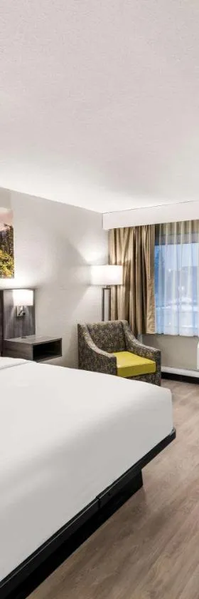 Clarion Pointe Rhinelander Downtown，位于Rhinelander的酒店