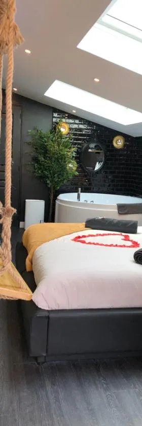 Playroom et Nuit Insolite，位于Aubie-et-Espessas的酒店